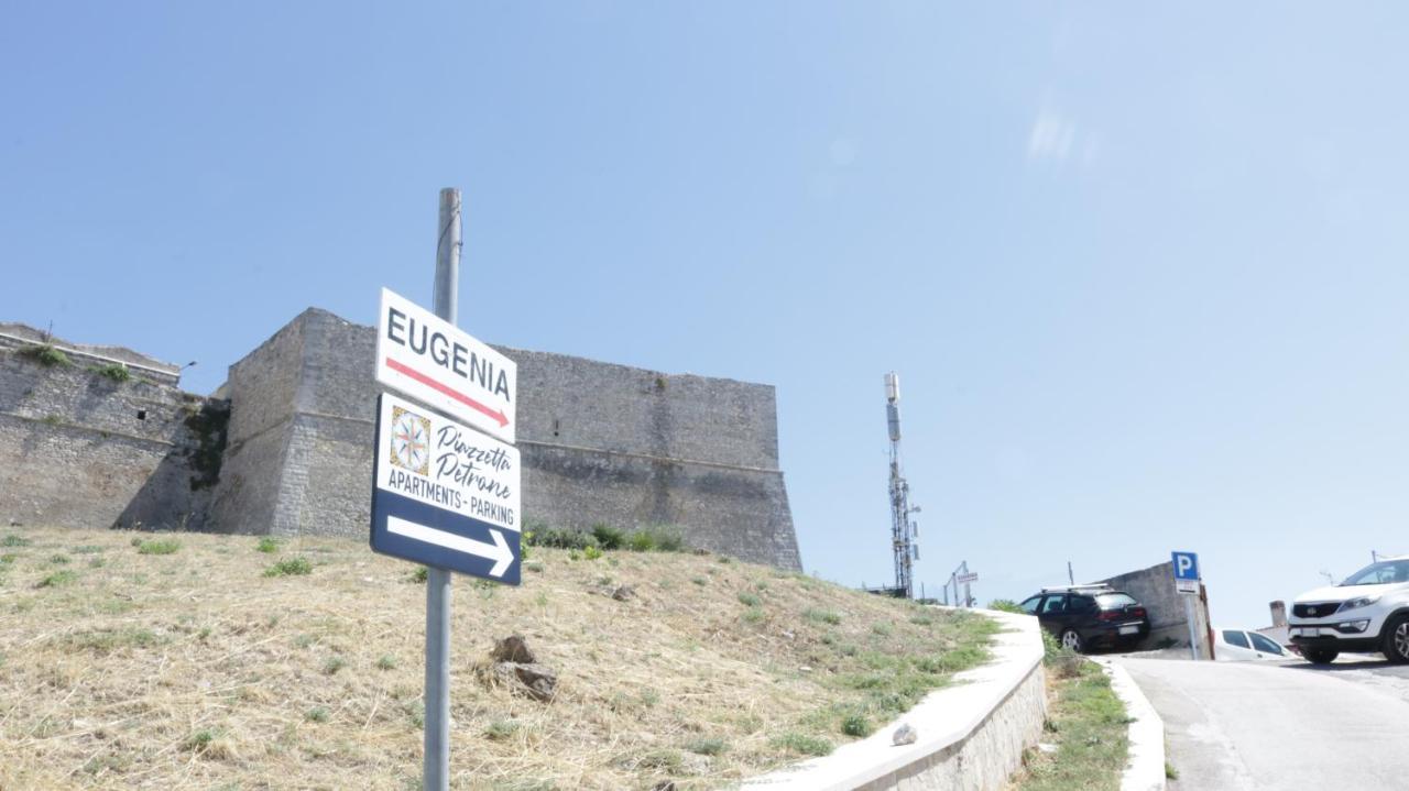 Piazzetta Petrone Apartments + Parking Vieste Exteriör bild